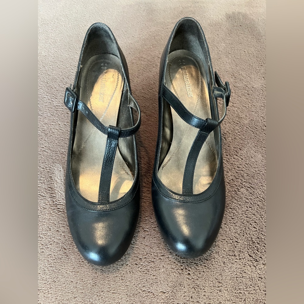 Black leather middle strap, heeled shoe